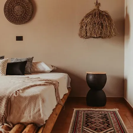 Maya Pool & Mountain View Коскину