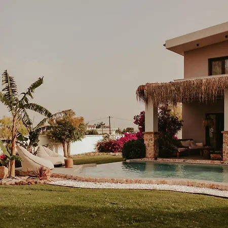 Maya Pool & Mountain View *