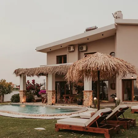 Maya Pool & Mountain View