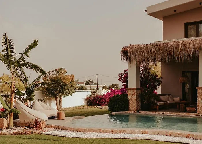 Maya Pool & Mountain View *