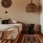 Maya Pool & Mountain View Коскину