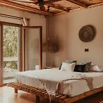 Maya Pool & Mountain View Коскину